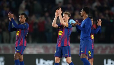 استياء شديد في برشلونة من دي يونج.. واللاعب يواصل المماطلة