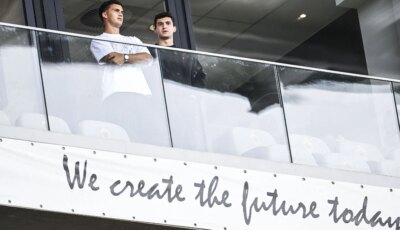 لاعب برشلونة يصل لتوقيع عقده.. فيشاهد فريقه الجديد يسقط برباعية