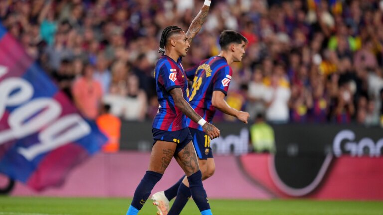 بالفيديو.. حكم برشلونة وبيلباو يبدي إعجابه بشارب رافينيا!