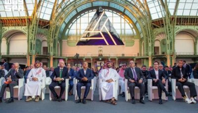 الزي السعودي التقليدي يخطف الأنظار في Grand Palais خلال زيارة ولي العهد