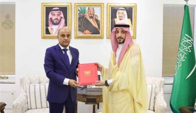 المشهد اليمني – لأول مرة في تاريخ البلدين… مدير عام في خارجية السعودية يتسلّم نسخة من أوراق اعتماد سفير اليمن!