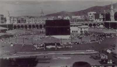 لقطة رائعة لسجود المصلين حول الكعبة قبل 141 عاما