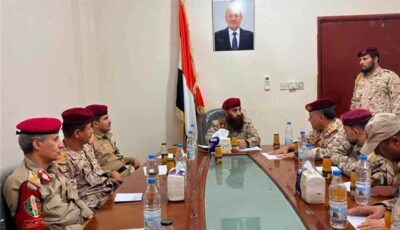 المشهد اليمني – قائد المنطقة العسكرية الرابعة يناقش جاهزية قوات محور تعز وتطورات الجبهات
