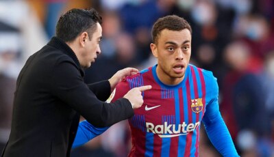 “اسألوا فرينكي دي يونج عنه” .. لاعب برشلونة السابق يتحفظ على تعيين تشافي مدربًا لهولندا