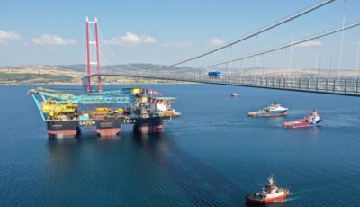 Dev vinç gemisi Çanakkale Boğazı’ndan geçiyor