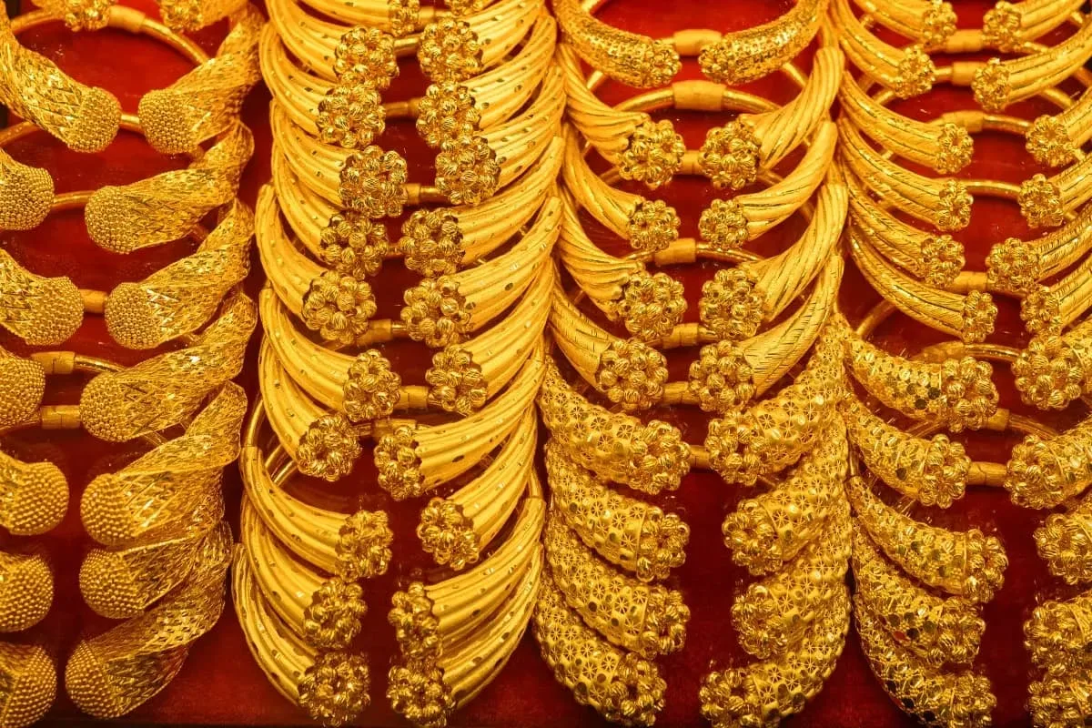 أسعار الذهب تتجه نحو أفضل مكاسب أسبوعية منذ يناير