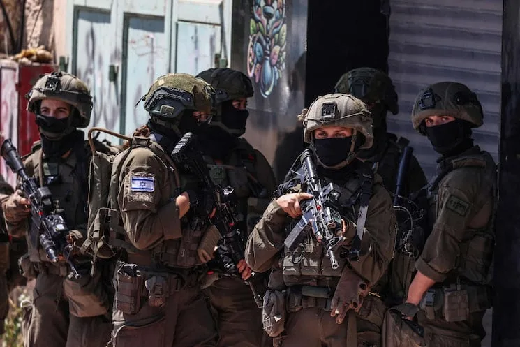 احراق مساكن واصابة ستة فلسطينيين في هجوم مستوطنين جنوب الخليل