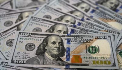 الدولار قرب أدنى مستوياته في عدة أشهر