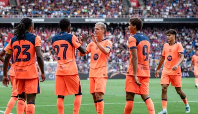 إصابة مقلقة.. لاعب برشلونة يغادر على نقالة