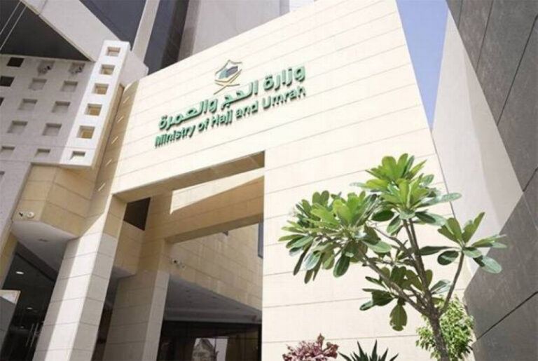 الحج لـ «المعتمرين»: شرب الماء وقاية من الإجهاد الحراري