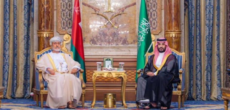 ولي العهد وسلطان عُمان يبحثان الحفاظ على أمن واستقرار المنطقة
